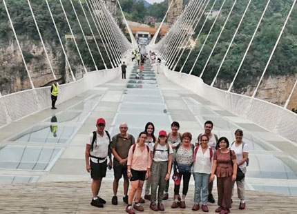 voyageurs sur le pont en verre