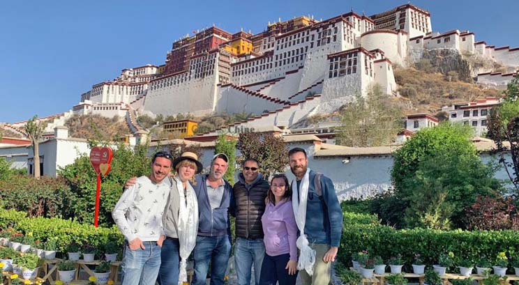 voyageurs devant le palais de Potala