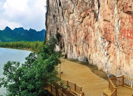 Peintures rupestres sur la falaise de Mont Huashan à Ningming