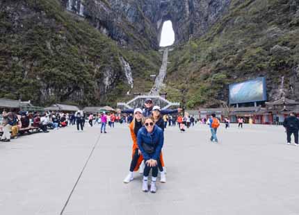 voyageurs devant la grotte de mont Tianmenshan à Zhangjiajie