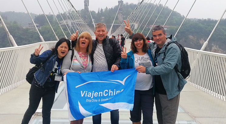 voyageurs sur le pont en verre