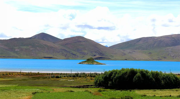 Yamdrok Lake 