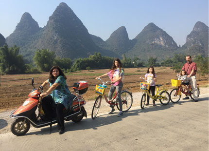 Voyageurs dans la balade à Yangshuo