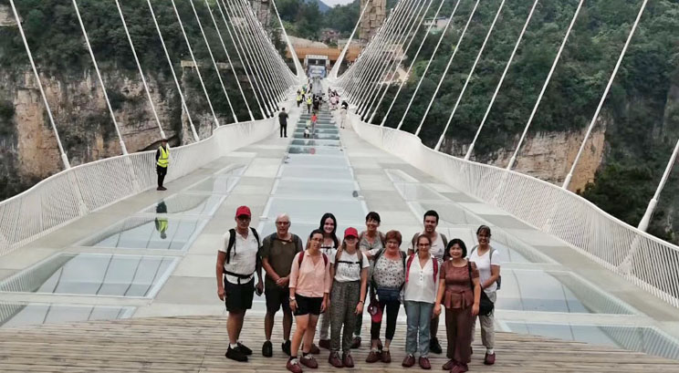 voyageurs sur le pont en verre