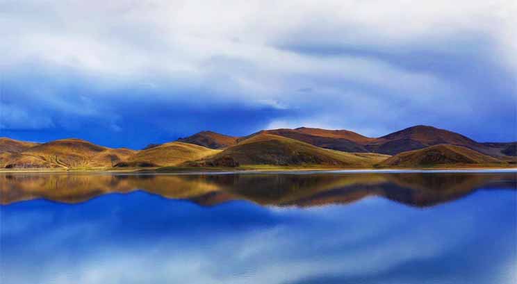 Yamdrok Lake 