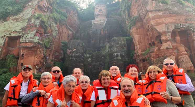 voyageurs au pied du boudhha géant de Leshan