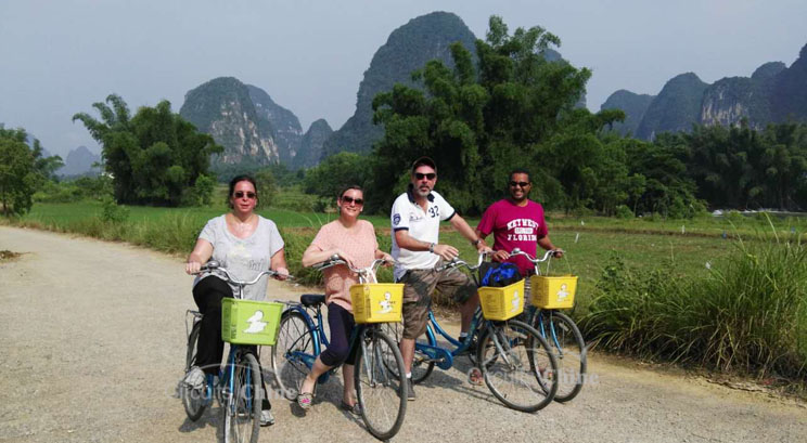 padaler dans la campagne à Yangshuo