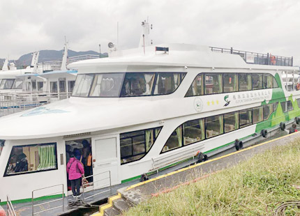 3 star boat on Li River