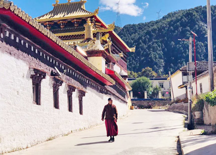 Lama at Tagong Temple