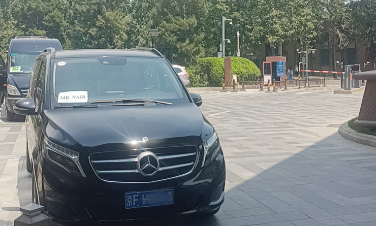 Benz V260 waiting at Four Seasons