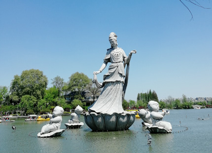 Xuanwu Lake