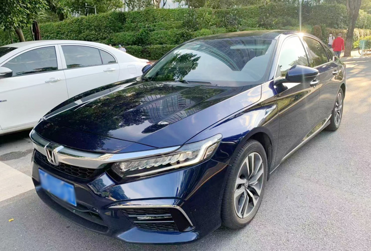Rent 5-seater Honda Accor